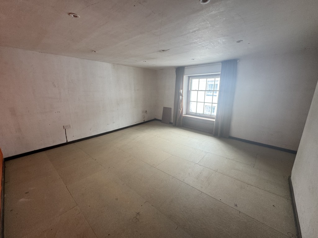 Lot: 18 - FOUR STOREY MIXED USE PROPERTY WITH POTENTIAL IN POPULAR TOWN CENTRE LOCATION - Second floor room